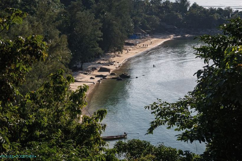 A nézet a strand jobb szélén lévő szempontból. A kövek a Haad Khoma közepe.