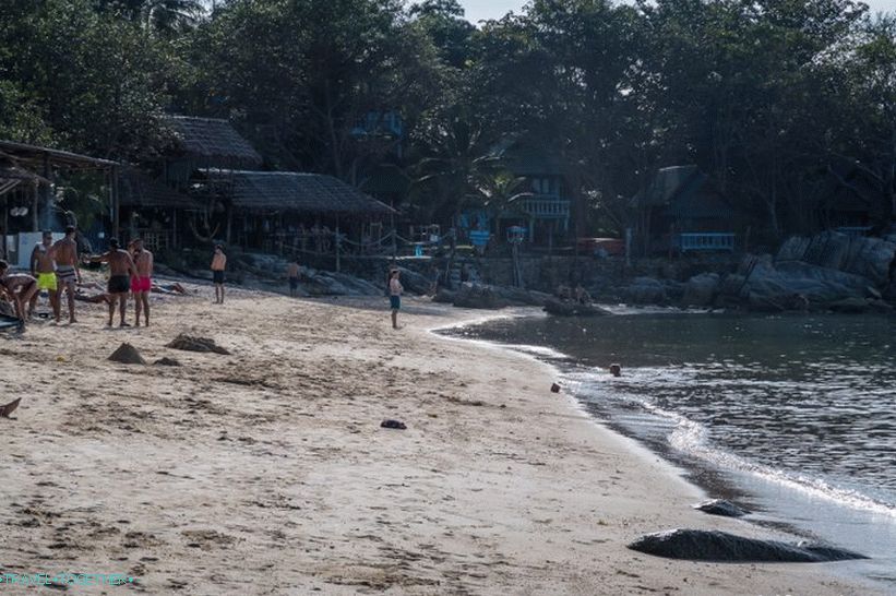 A homok meglehetősen sűrű, szinte nem süllyedt lábak a turistáknak