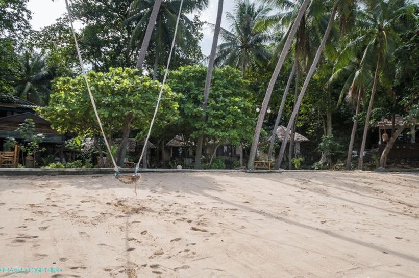 Visszatekintés a strand közepéről. Még a fénykép is mutatja a part meredekségét.