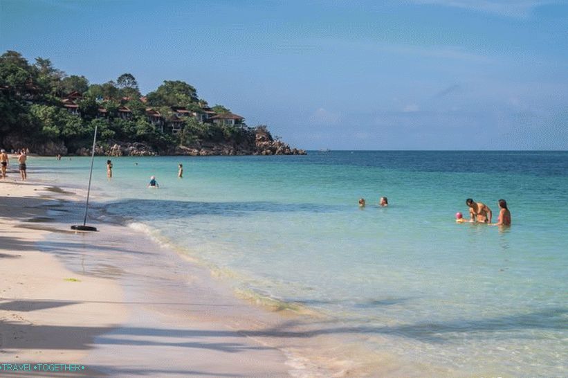 A központtól balra a strand komoly sziklákkal végződik