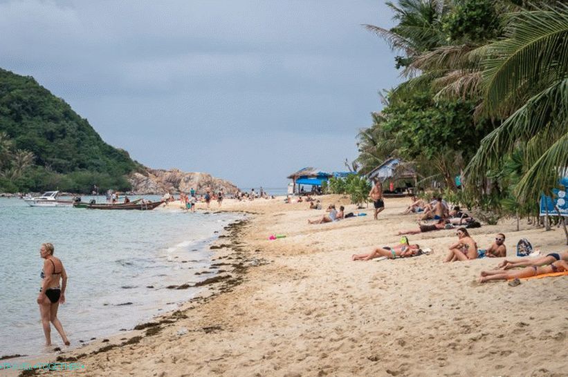 Az esős évszak kellemetlen, mert a tenger folyamatosan tonna szemetet dob   a partra.