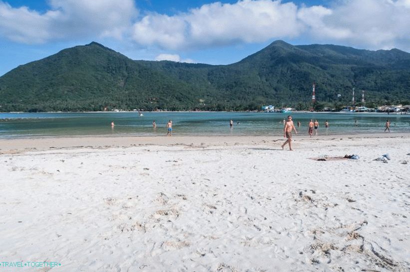 A nézet egyenesen előre - a horizont zárja a szomszédos strandot a hegyekkel