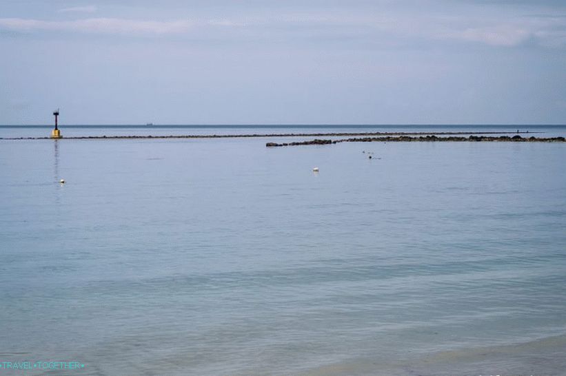 A tenger sekély, a horizonton - az alulról felemelt kövek gerince