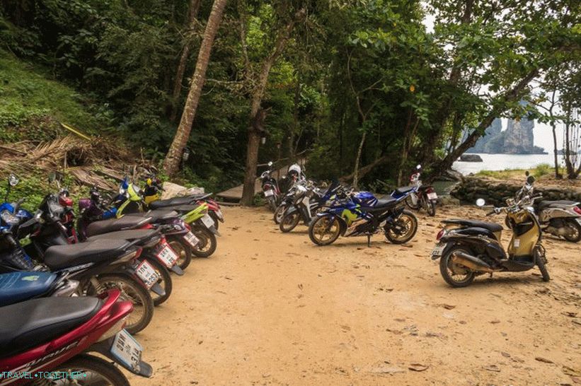 A parkolás az Ao Nang strandtól a folyó túloldalán található