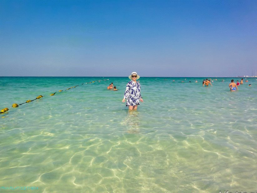 Sharjah tipikus strandja - tiszta, tiszta víz, finoman lejtős bejárat