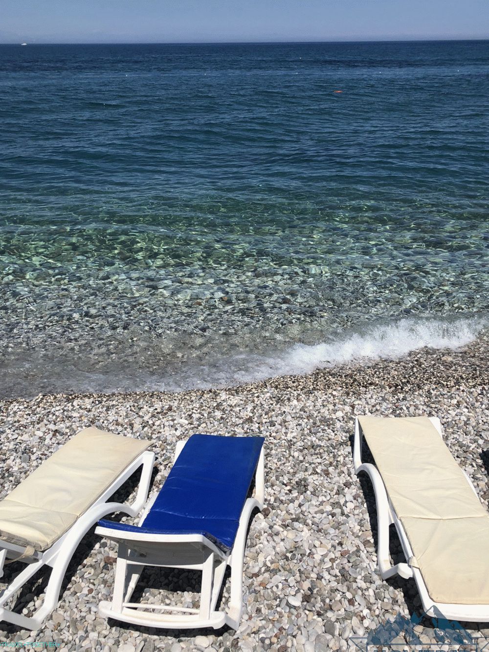 Napozóágyak a strandon Kemerben