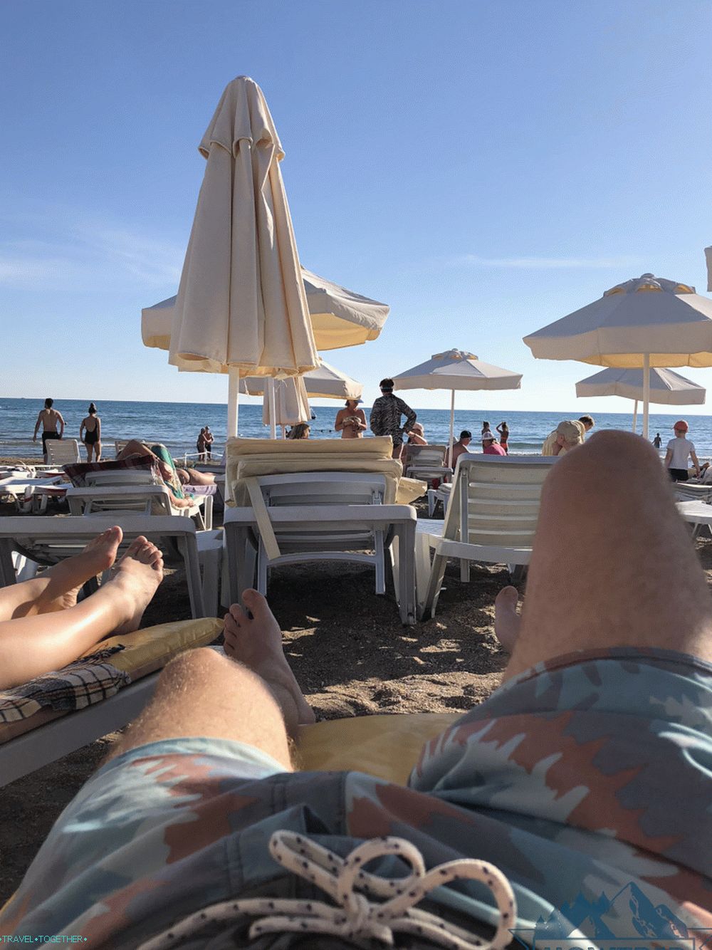 Strand Törökországban napozóágyakkal