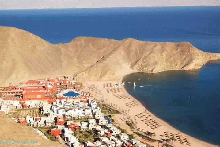 Taba, kilátással az üdülővárosra a hegyektől