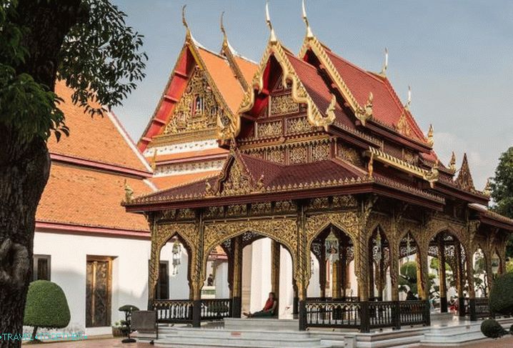 Pihentető gyermekkel, Bangkok Nemzeti Múzeum