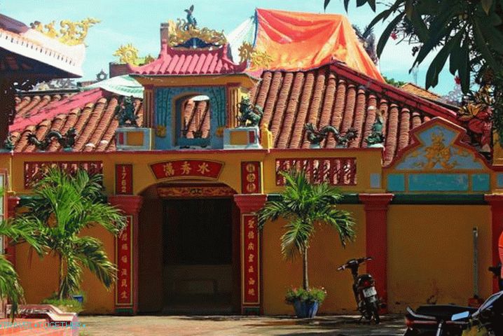 Whale Temple. Phan Thiet. Gyermekek
