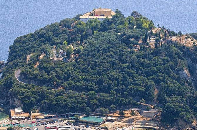 Poros. Egy nyugodt sziget látnivalói és strandjai