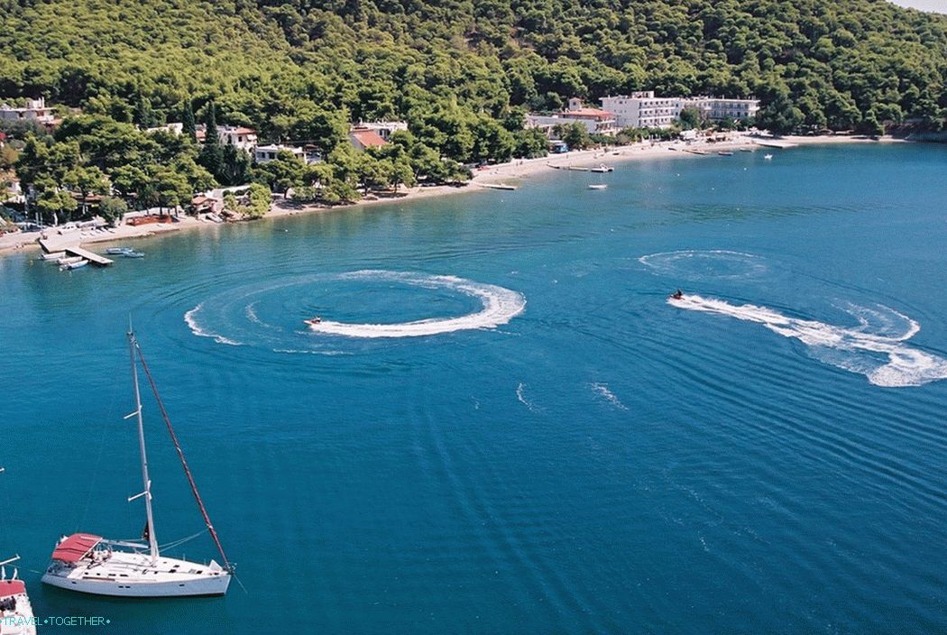 Poros. Egy nyugodt sziget látnivalói és strandjai