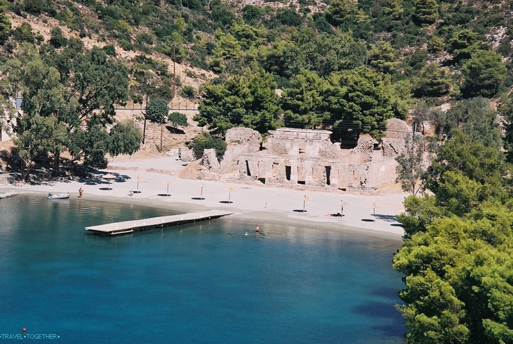 Poros. Egy nyugodt sziget látnivalói és strandjai