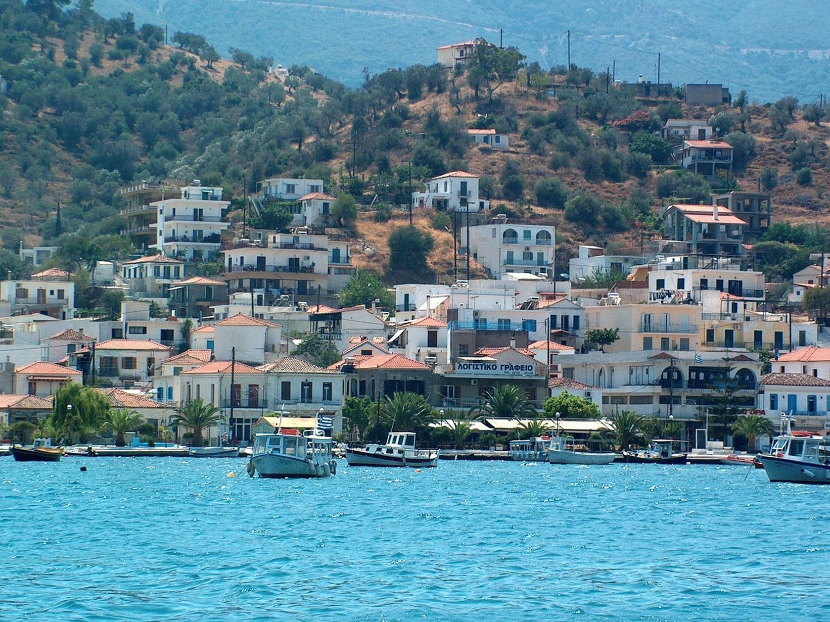 Poros. Egy nyugodt sziget látnivalói és strandjai
