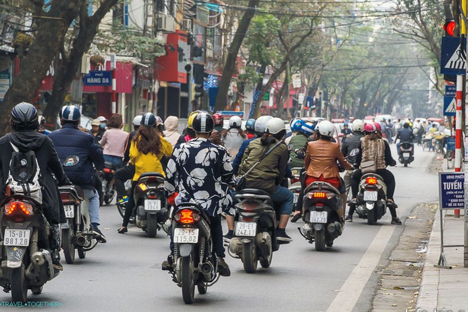 Splashy kerékpáros patak Hanoi utcájában