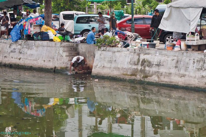 A Bangkok egyes csatornáit nem használják jól, csak akkor, ha mossa le