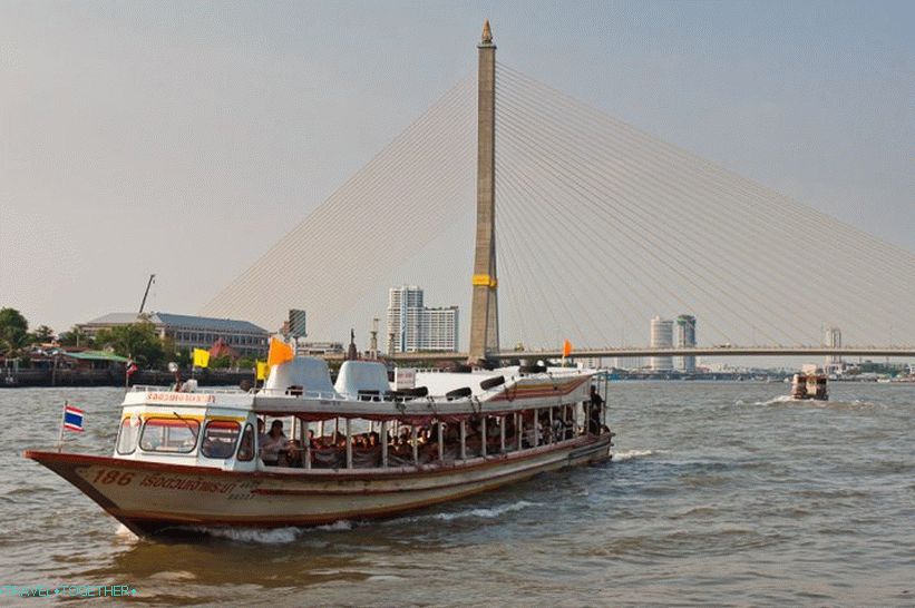 Folyóhajó a Chao Phraya folyón