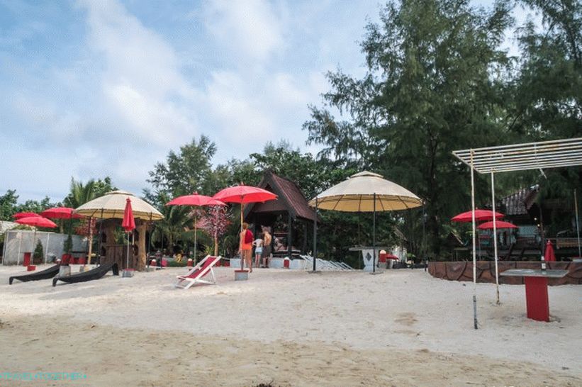 A Phangan Cove üdülőhelyén átjutunk Shritan strandjához