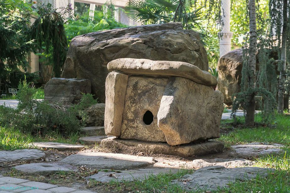 Modern dolmen