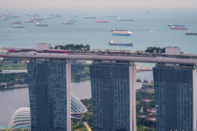 Marina Bay tetőtéri medencéje kilátással