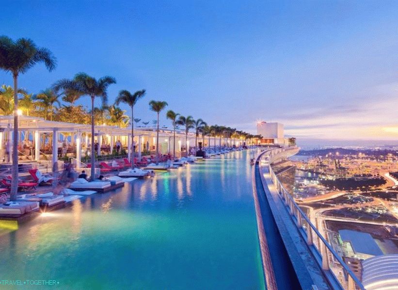 A szálloda tetőtéri medencével - Marina Bay Sands