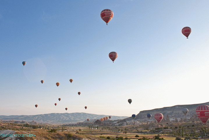 A golyók sötétsége Goreme felett. Cappadocia.