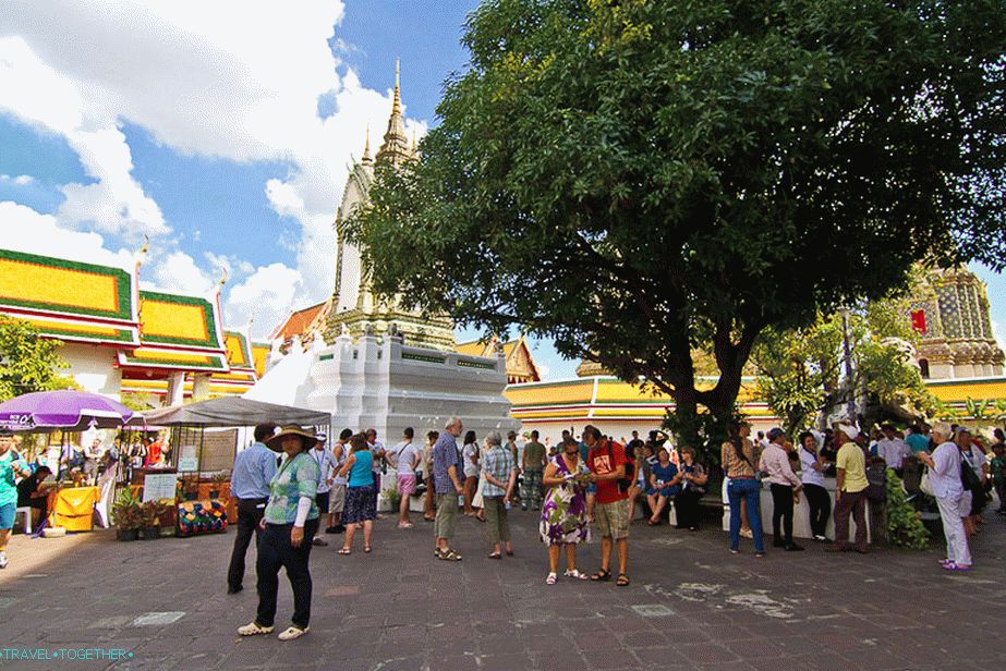 Tér a Wat Pho előtt