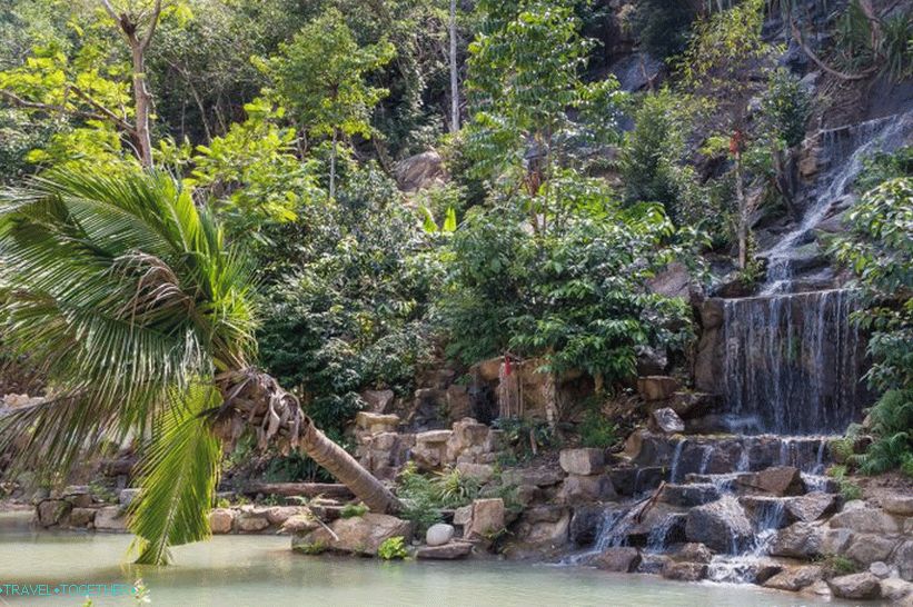 Wang Sai vízesés a Phangan és egy unalmas vidámpark
