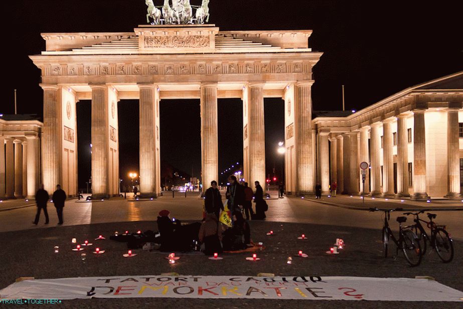 Mini-rakodás a berlini Brandenburgi kapunál